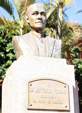 Busto do Dr. Jeferson Ferraz de Siqueira.